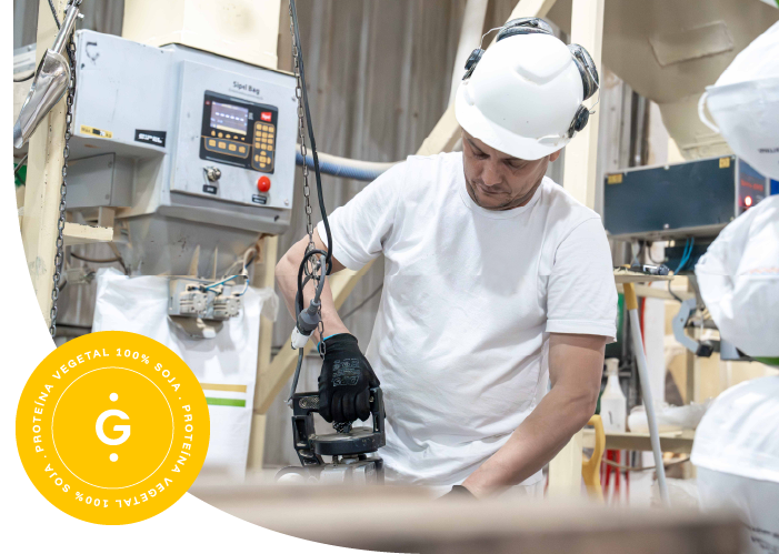 Imagen de una persona trabajando en la producción de proteínas