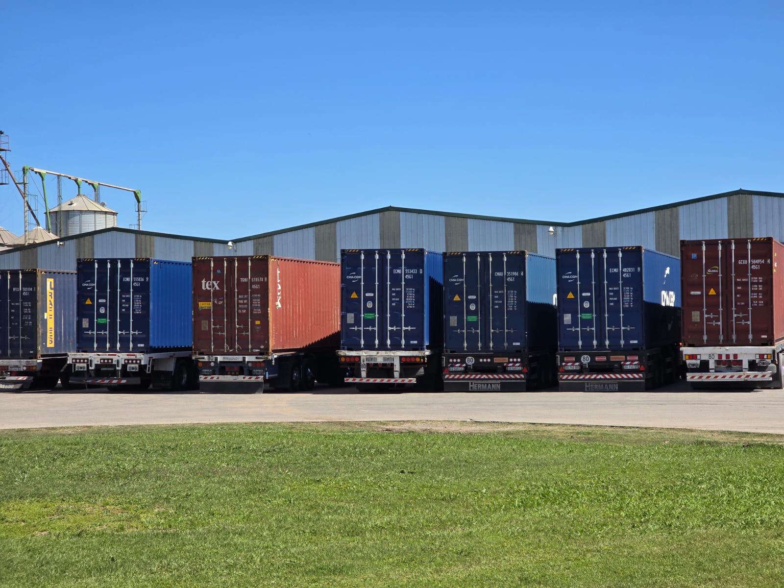 Imagen de varios camiones con contenedores